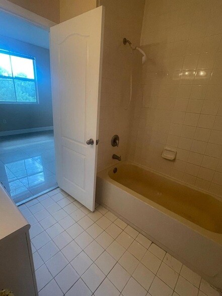 Building Photo - 2903 SE 17th Ave