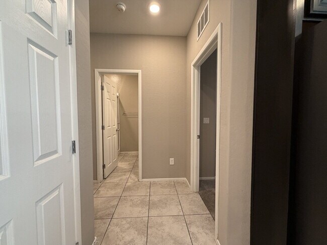 Building Photo - GATED 3 BED 3 BATH 2 CAR GARAGE TOWNHOUSE W/ BED AND BATH DOWNSTAIRS + LOFT & YARD. COMMUNITY FEA...