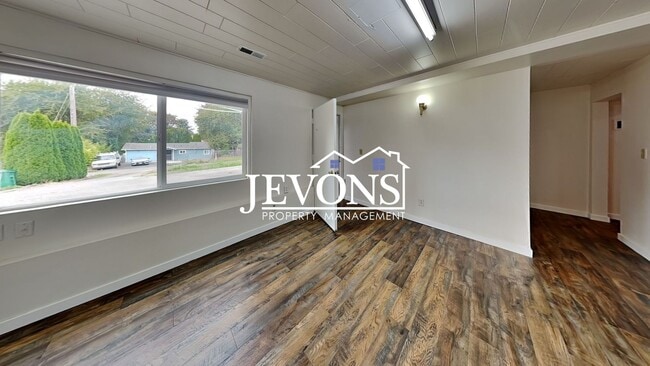 Building Photo - $1,000 Rent Credit if move-in occurs befor...