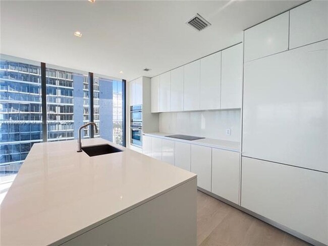 Building Photo - 700 NE 24th St