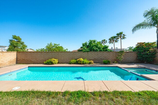 Building Photo - 10919 Mirador Dr