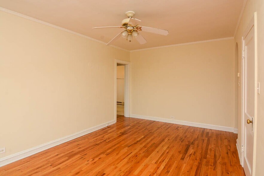 Building Photo - 545 W Wellington Ave