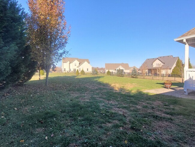 Building Photo - - Majestic 3 Bedroom 2.5 Bath + Bonus Room...