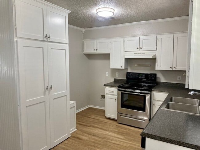 Building Photo - Charming Home located in a great neighborhood!