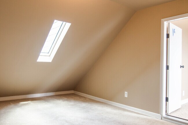 Building Photo - Two Story in Rossview!