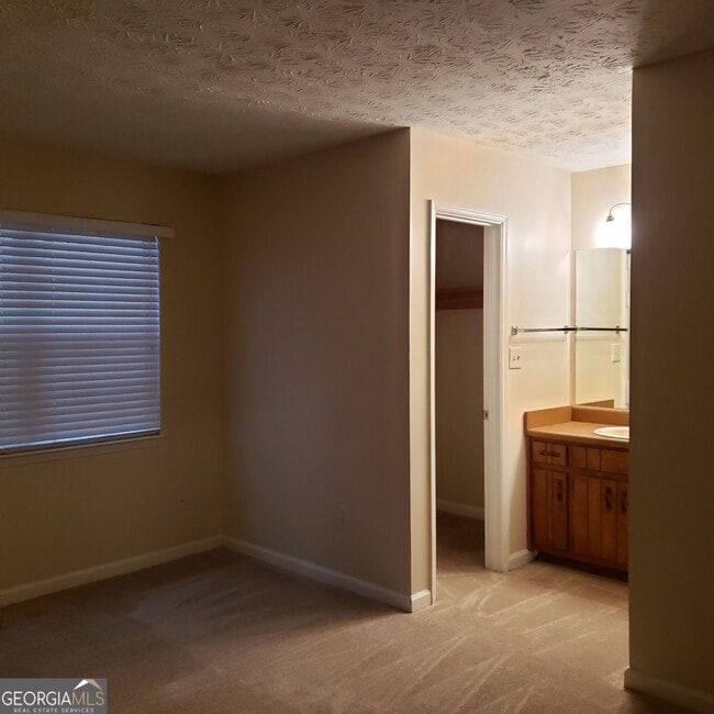 Building Photo - 5871 N Castlegate Dr