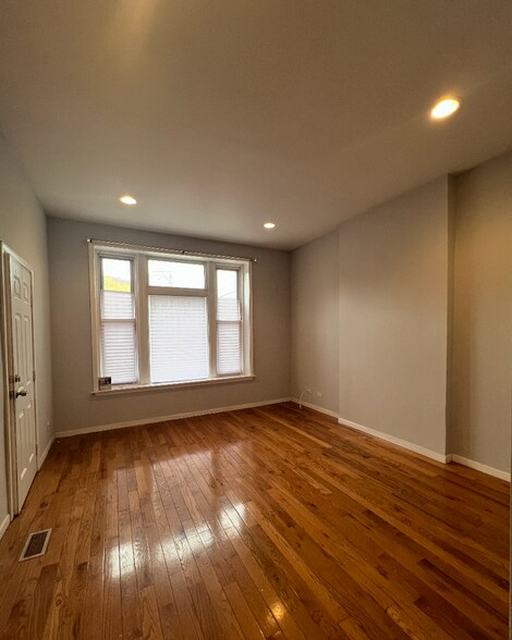 Primary Photo - 2416 N Maplewood Ave