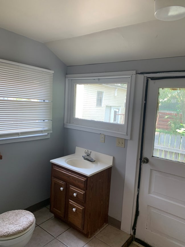 Building Photo - 206 E 10th St