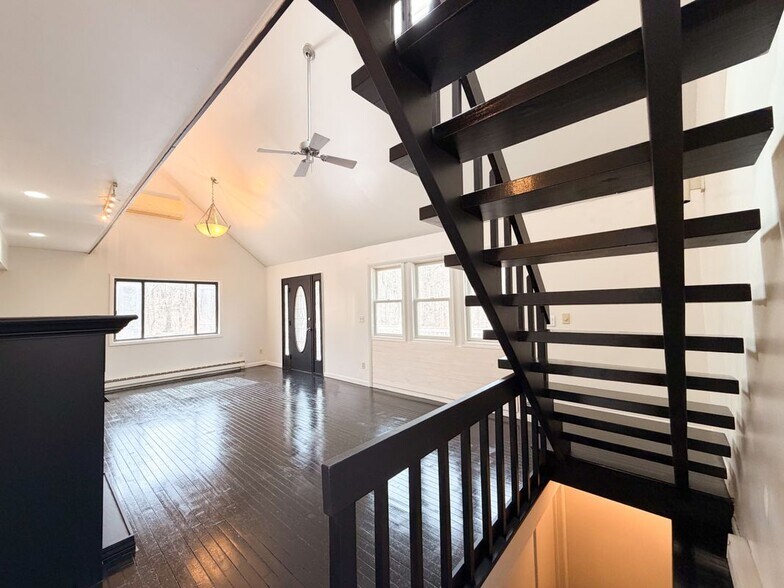 Building Photo - 811 Hickory Ct