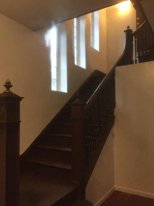 Building Photo - Spacious 2-3 Bedroom Historic Spacious Apartment near York College!