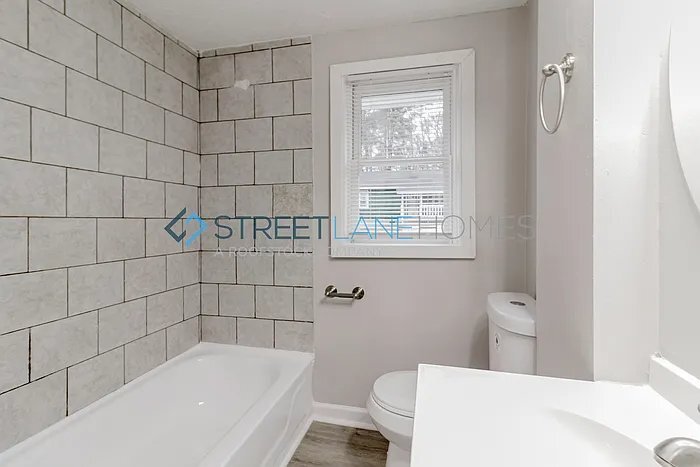 Building Photo - 800 Chester Ave