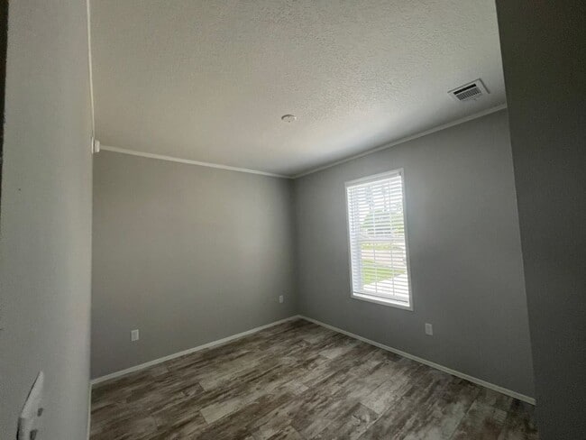 Building Photo - 3 Eland Dr