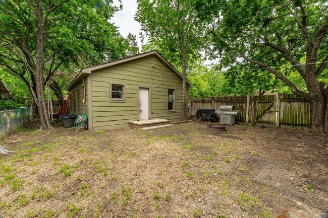 Building Photo - Cozy 2 bedroom on corner lot with privacy ...