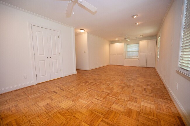 Building Photo - 734 James Dr