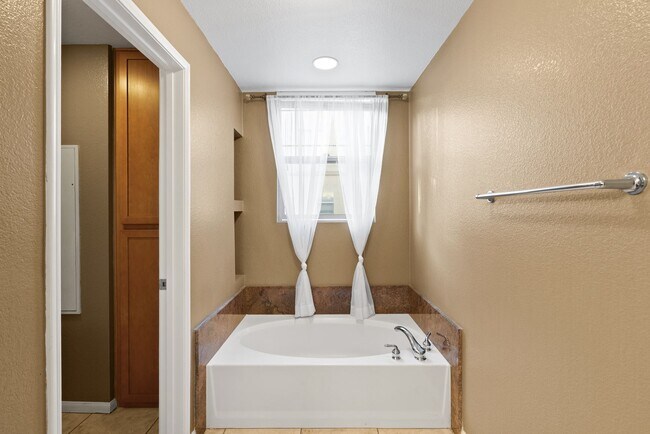Building Photo - Beautiful 3 BD/2.5 BA, 2 Car Garage, Townh...