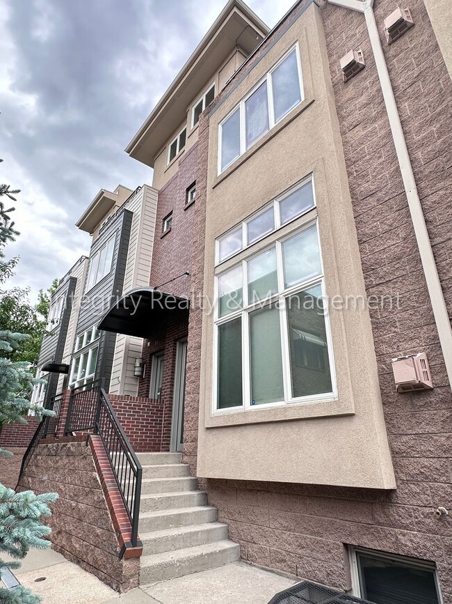 Building Photo - 5 Bed/4 Bath, 2,553 Sqft -1259 N Washingto...
