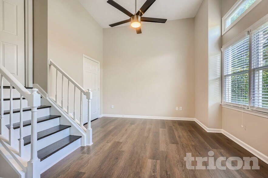 Building Photo - 985 Brookmont Dr S W