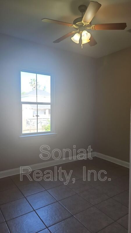 Building Photo - 5924 Marigny St