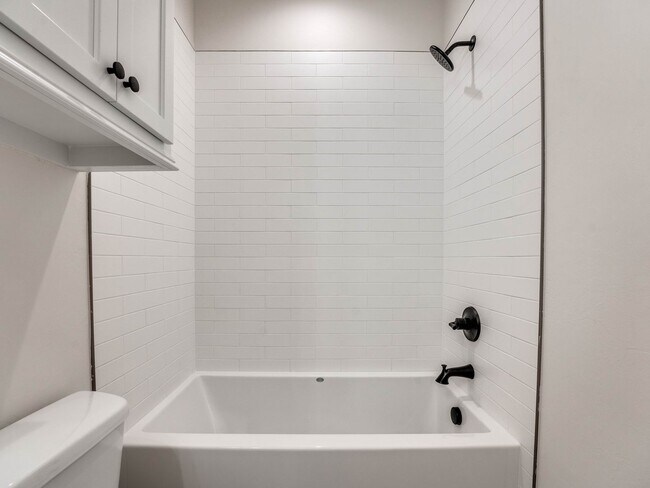 Building Photo - Luxury, Zero Maintenance Living in Edmond!