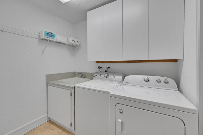 Building Photo - 6419 NW 99th Dr