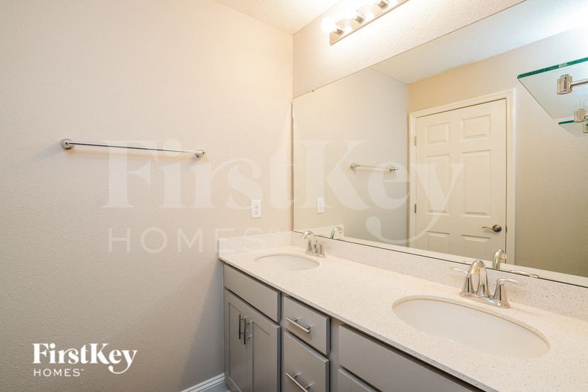 Building Photo - 725 Chandler Dr