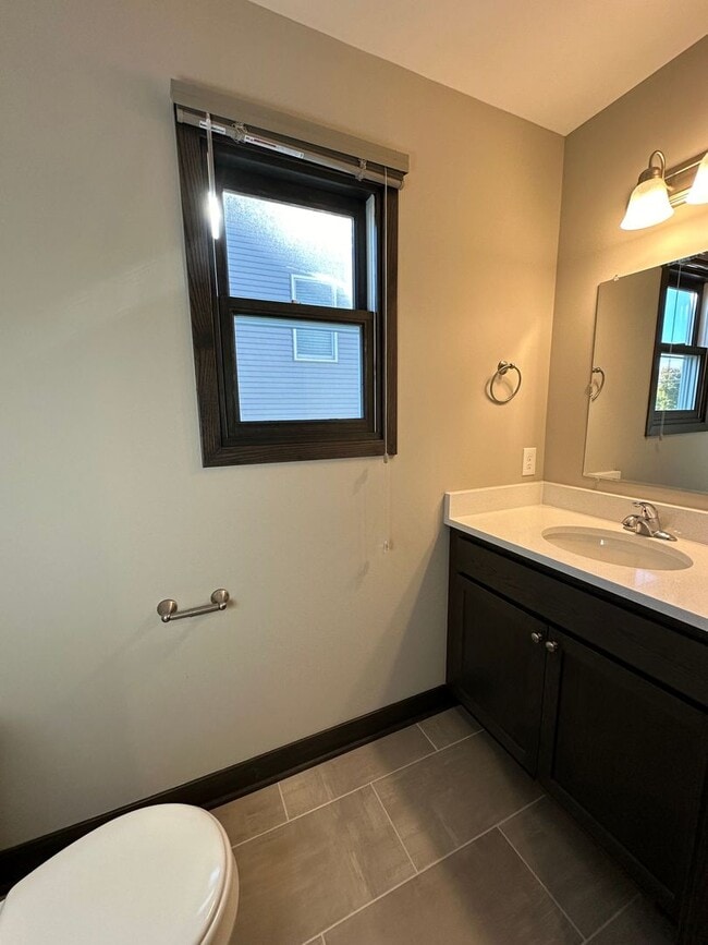 Building Photo - Newer Build - Four Bedroom Duplex in Caledonia!