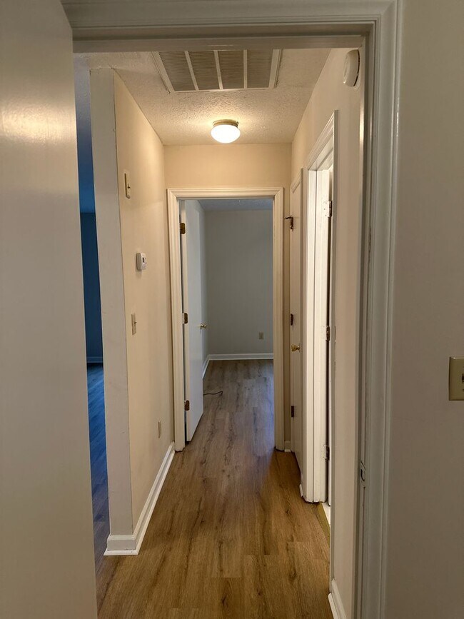 Building Photo - Townhouse