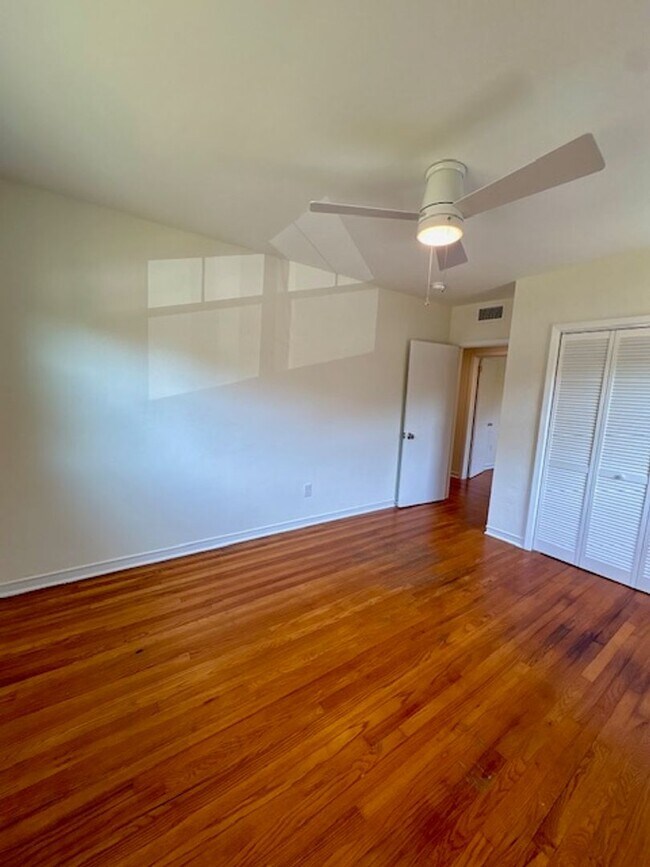 Building Photo - Renovated Three Bedrooms Condo in South Windermere- 6 mins from MUSC!