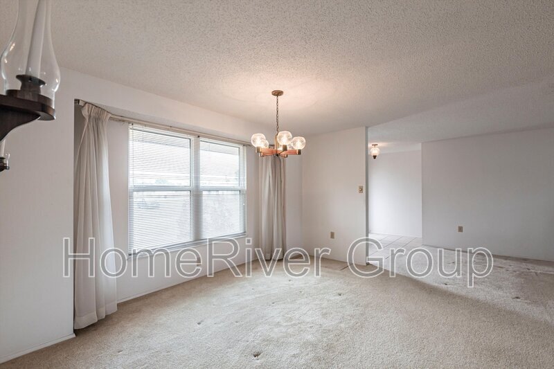 Building Photo - 6860 Kenwood Dr