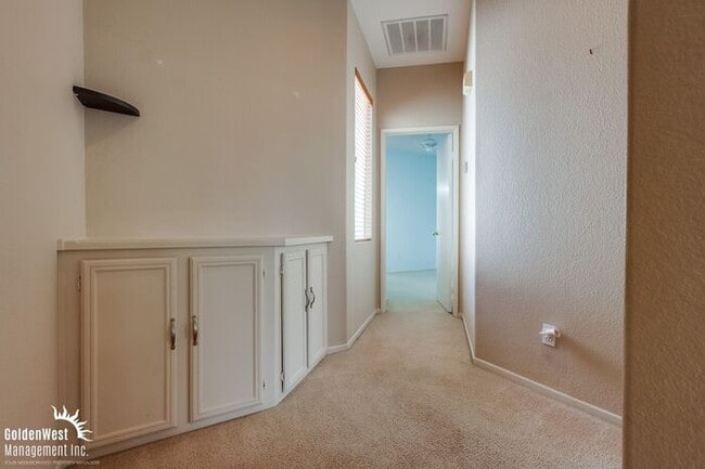 Building Photo - Elegant 2Bdm 2.5Ba Home in the Desirable I...
