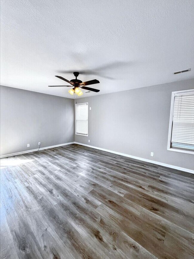 Building Photo - Beautiful 3-Bedroom Home with Modern Comfo...