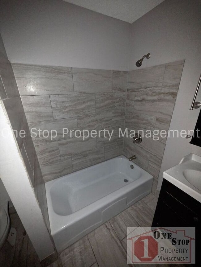 Building Photo - The Perfect 3 bedroom/2 bathroom home in Grandview, MO!