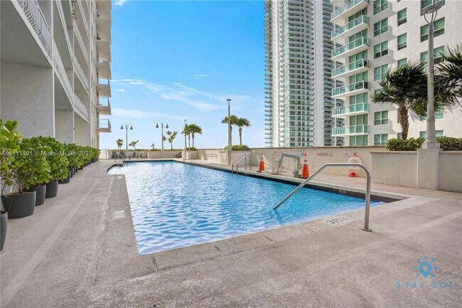 Building Photo - 1200 Brickell Bay Dr