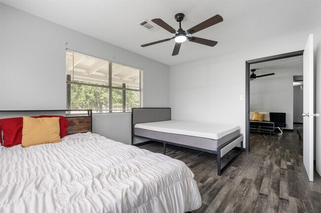 Building Photo - 541 Trails End Dr