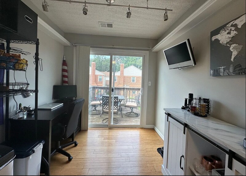 Building Photo - 5057 Gatehouse Way