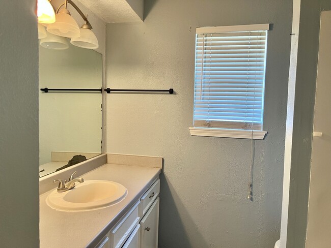 Building Photo - 2521 S Pearland Ave