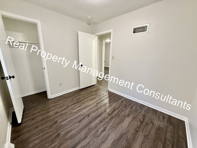 Building Photo - Beautifully Updated Split-Level 3 Bedroom Home! Deposit Free Living Available via Obligo