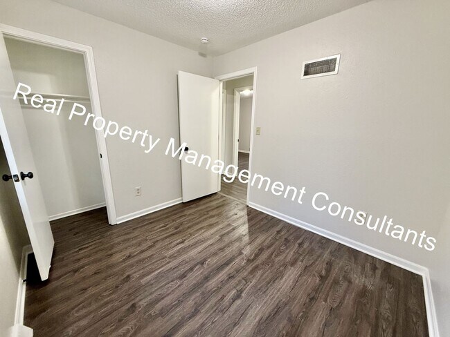 Building Photo - Beautifully Updated Split-Level Home in Blue Springs