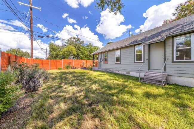 Building Photo - 1210 Coleto St
