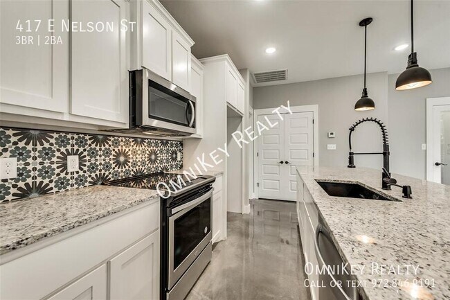 Primary Photo - 417 E Nelson St