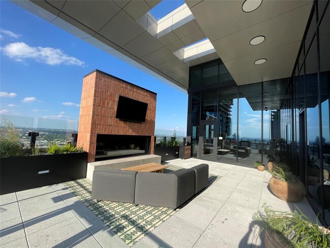 Building Photo - 84 East Ave