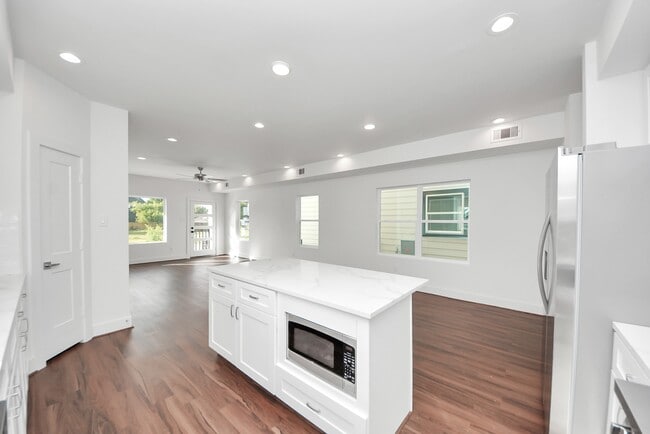 Building Photo - 611 E 39th St