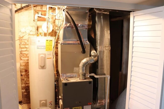 Building Photo - 3 Bedroom with Private Garage