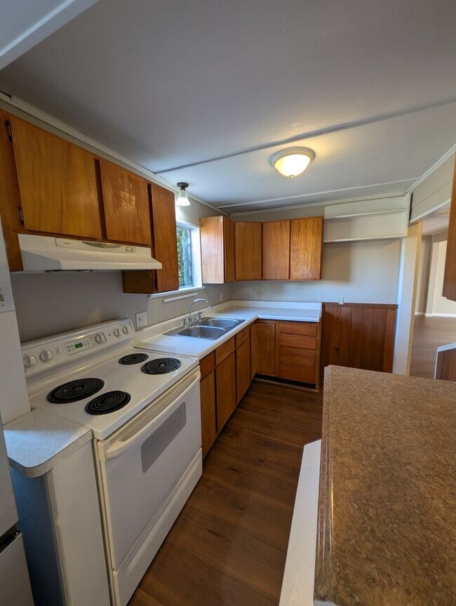 Building Photo - Available Now in Navy Yard City! New Floors & Paint! Tons of Space & Storage.