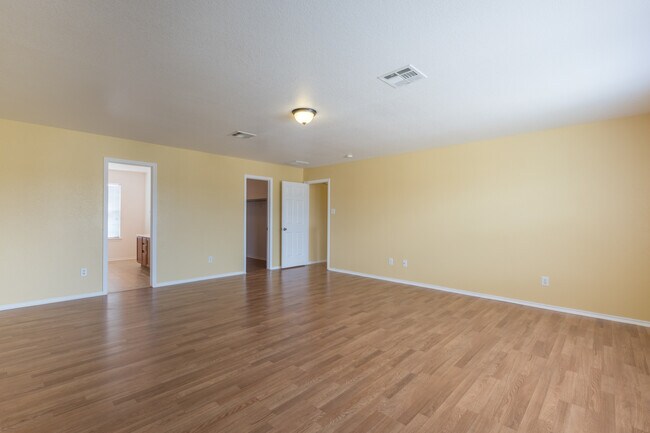 Building Photo - Spacious 4-Bedroom Home in Prime Round Roc...