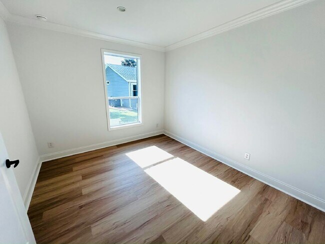 Building Photo - 5805 Mora Pl