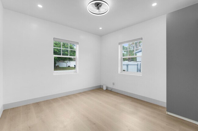 Building Photo - 570 SW 45th Ave