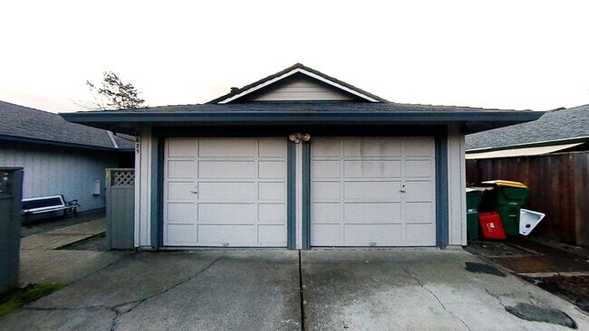 Building Photo - Open & spacious Beaverton duplex with fenc...