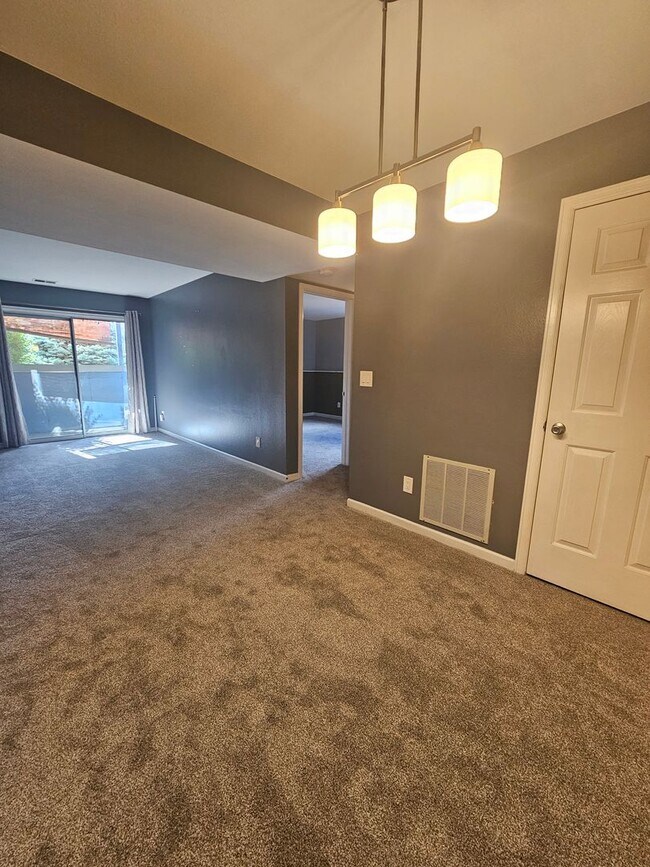 Building Photo - Cozy Garden Level Condo in Boulder