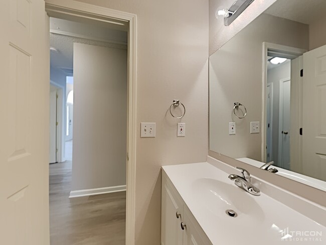 Building Photo - 812 Whitewater Dr